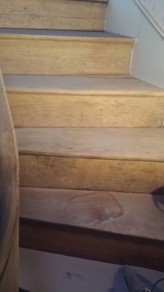 Décaper un escalier en bois par aérogommage ? Guide complet